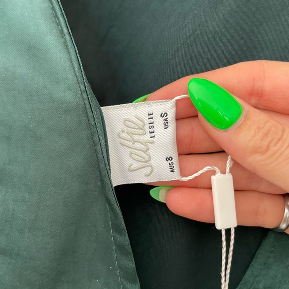 Green satin long sleeved mini dress with open back - Picture 5 of 5